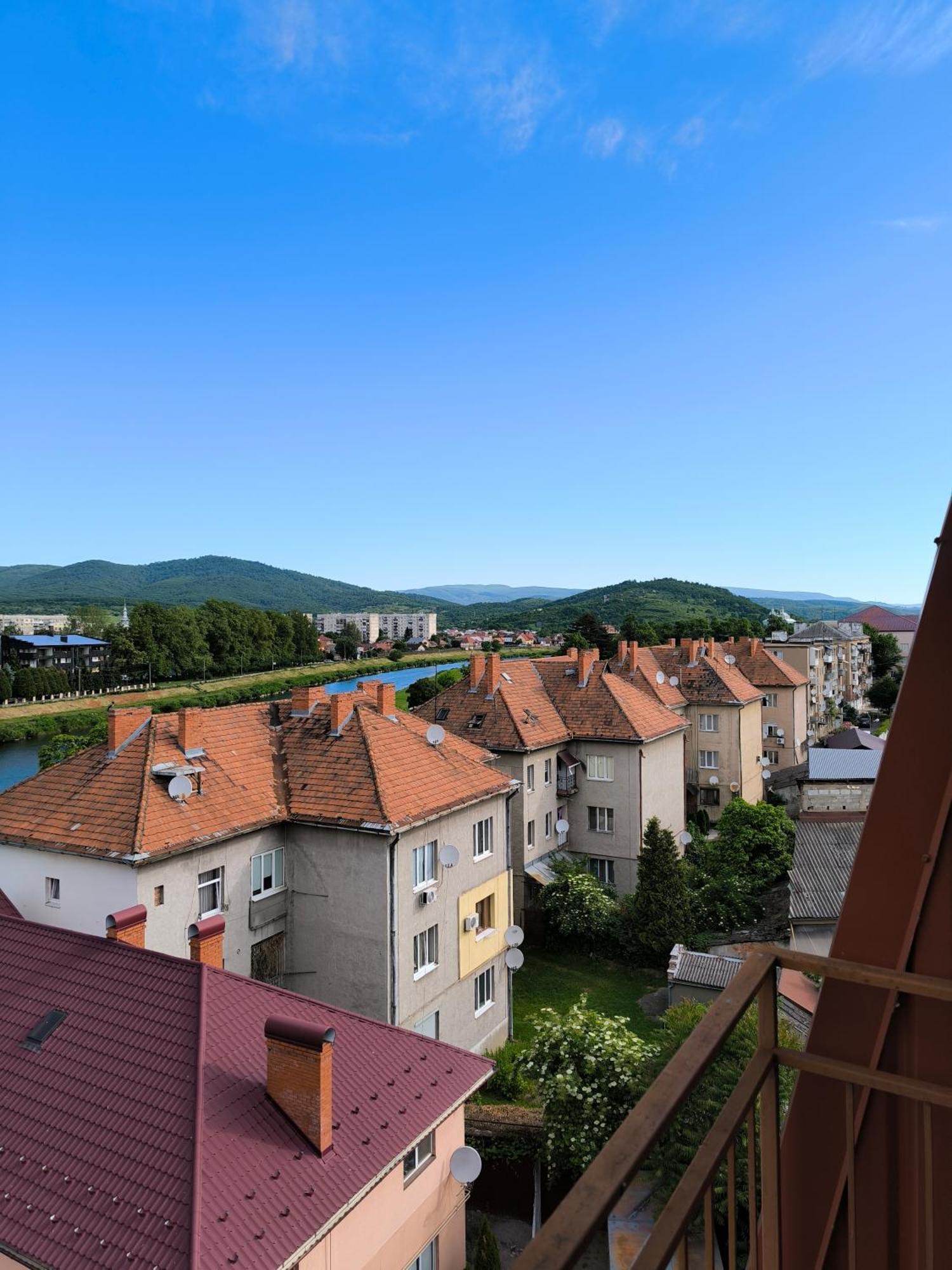 Apartments Domovik Parkaniya, 2A Mukatjeve Exteriör bild