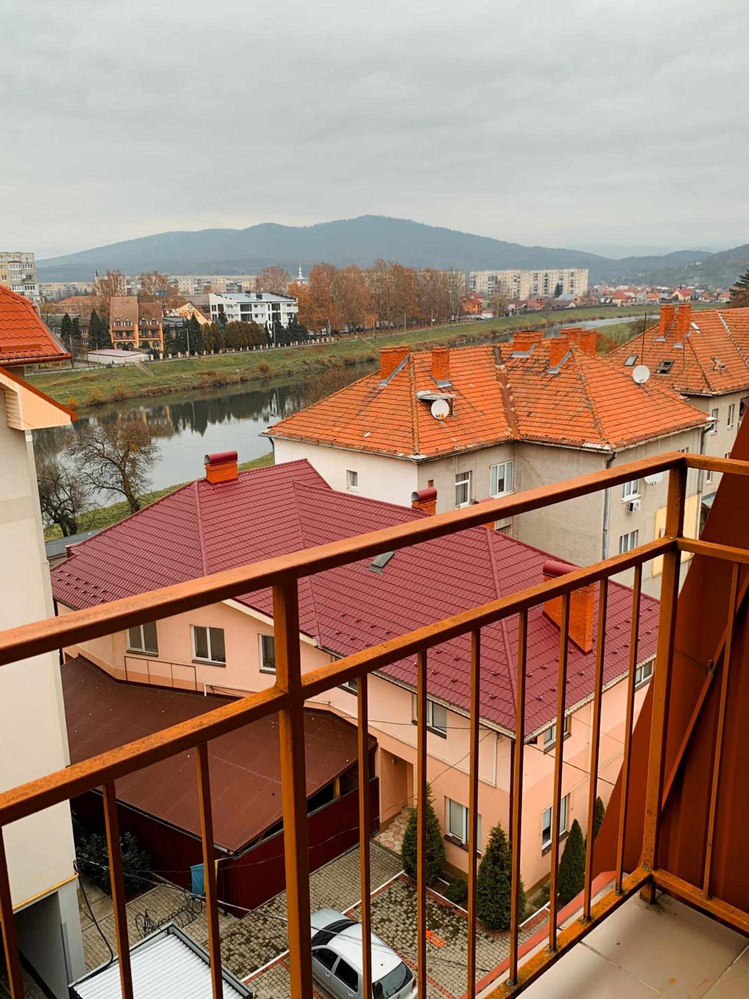 Apartments Domovik Parkaniya, 2A Mukatjeve Exteriör bild